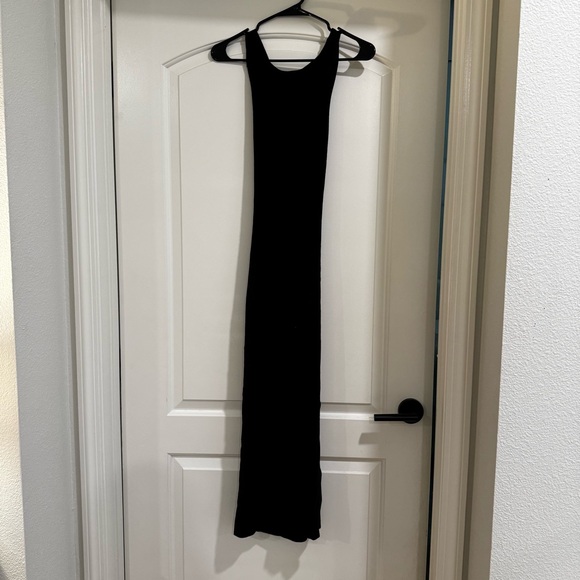 Elegant Black Sleeveless Dress - Picture 1 of 6